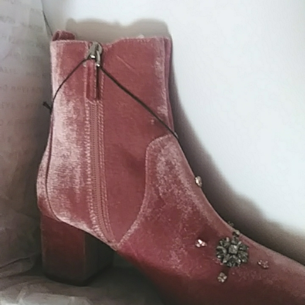 Who What Wear Pink ALESSIA EMBELLISHED VELVET ANKLE BOOT w/ Block Heel NIB - Picture 2 of 9